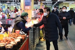 강화군, 명절맞아 전통시장 상인 격려