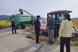 삼산면, 벼베기 현장 방문 격려