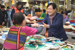 박용철 강화군수, 설 앞두고 민생 속으로...시장 상인 격려