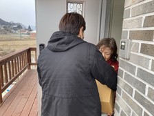 송해면, 전입자에게 우수 농특산품 전달