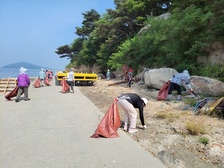 교동면 생활개선회, 해안가 쓰레기 수거 활동 펼쳐