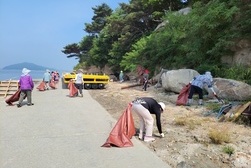 교동면 생활개선회, 해안가 쓰레기 수거 활동 펼쳐