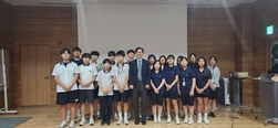 ‘뵙고 싶었습니다’ 선배 외교관 만난 강화주니어외교관