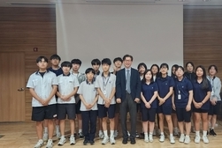 ‘뵙고 싶었습니다’ 선배 외교관 만난 강화주니어외교관