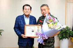 강화군, ‘강화 발전 기여’ 정수용 해병대 제2사단장에 명예군민증 전달