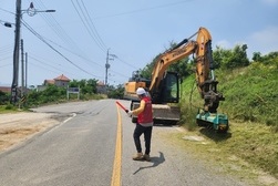 화도면, 안전한 주행 환경을 위한 도로변 제초 작업