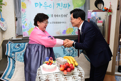 강화군, 독거 어르신 위한 생일잔치 개최… 노인맞춤돌봄서비스 특별 프로그램 호응
