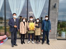 교동면 전입자 지원물품 전달