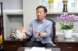 [취임 100일 기념 인터뷰] 박승한 강화군의회 의장 