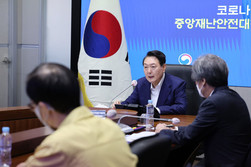 尹대통령, 중대본회의 첫 주재… “표적화된 정밀 방역 위해 최선 다할 것”