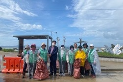 삼산면 새마을부녀회, 여름 휴가철 맞아 깨끗한 해수욕장 만들기에 앞장