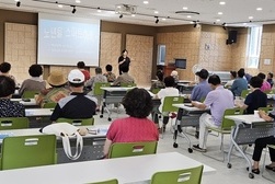 강화군노인문화센터,  스마트폰 특강 진행...직원들 직접 강의 진행