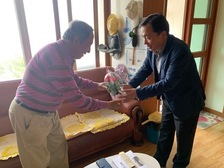 송해면, 가정의 달 맞이 카네이션 전달