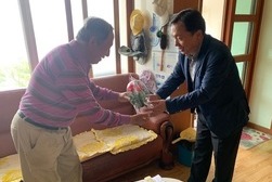 송해면, 가정의 달 맞이 카네이션 전달