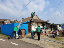 송해면 - 새마을지도자협의회, 독거 어르신 지붕 수리 봉사로 장마 걱정 끝!   