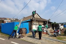 송해면 - 새마을지도자협의회, 독거 어르신 지붕 수리 봉사로 장마 걱정 끝!   