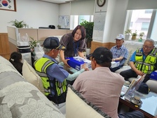 강화군노인복지관, 복지관 봉사 어르신께 폭염 방지 키트 전달