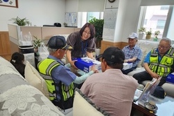 강화군노인복지관, 복지관 봉사 어르신께 폭염 방지 키트 전달