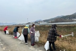 양도면 지역사회보장협의체, 추위 속 하천 환경 지킴이
